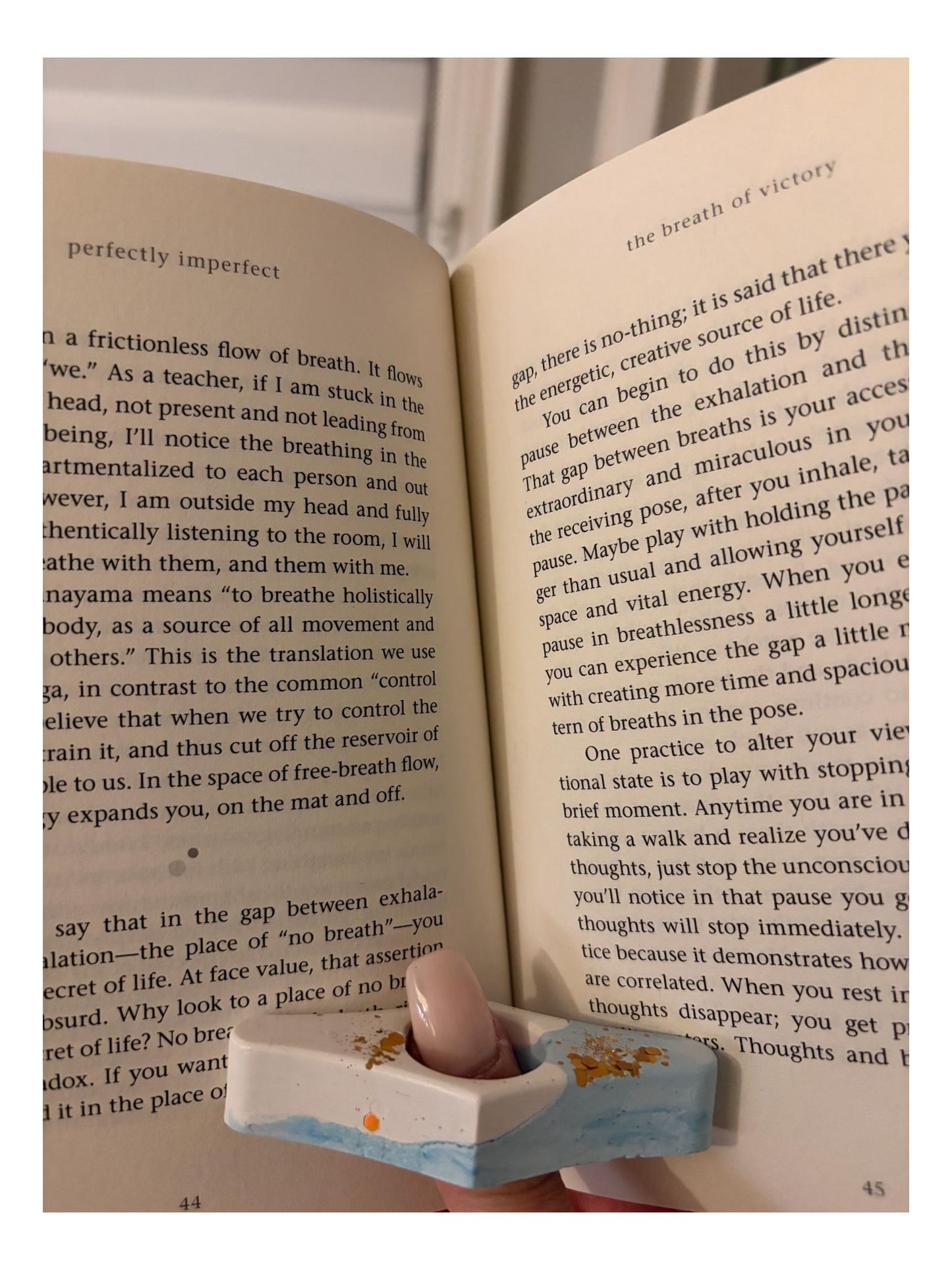 Clay thumb page holder