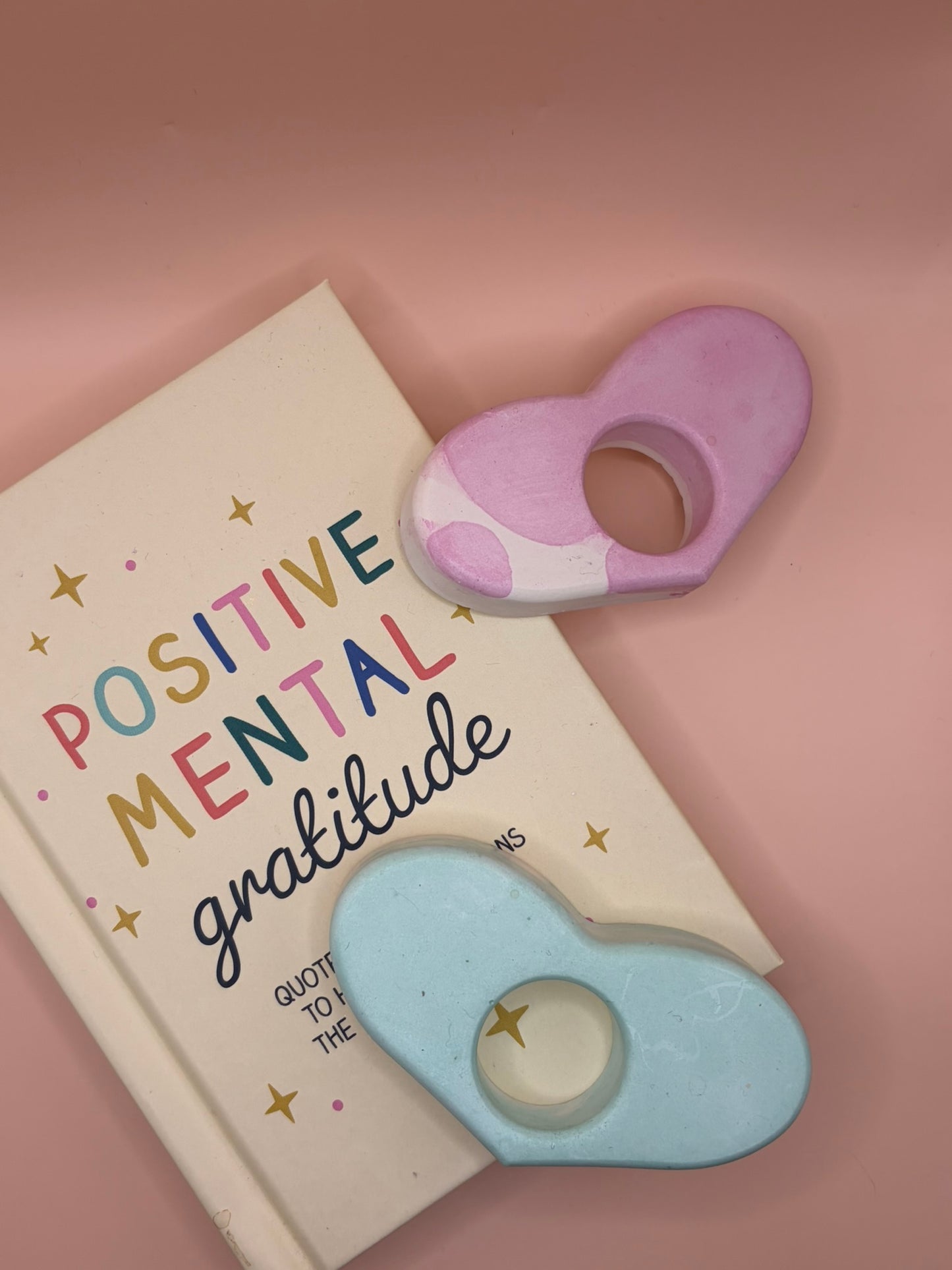 Clay thumb page holder