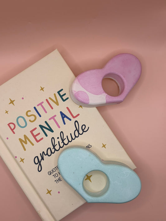 Clay thumb page holder