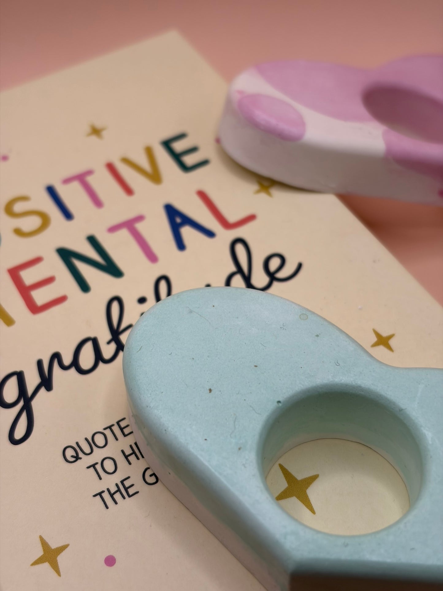 Clay thumb page holder