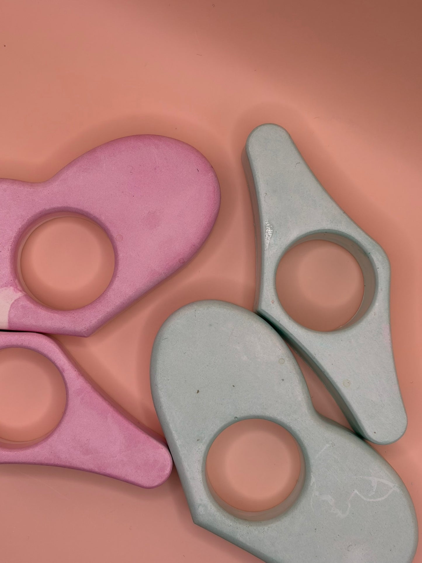 Clay thumb page holder